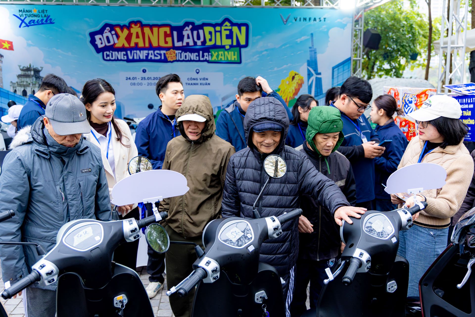S&ocirc;i động ngày h&ocirc;̣i đổi xăng lấy điện của VinFast tr&ecirc;n khắp 3 mi&ecirc;̀n - Ảnh 2.