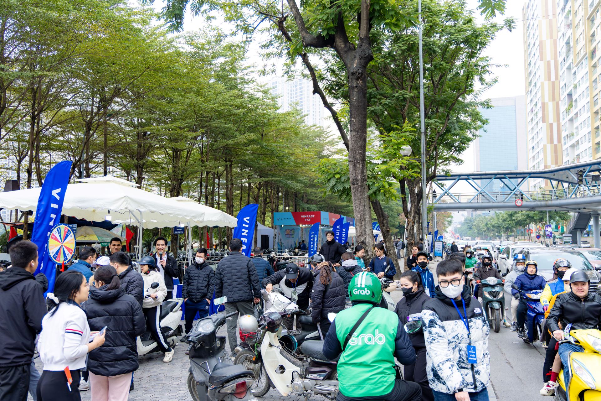 S&ocirc;i động ngày h&ocirc;̣i đổi xăng lấy điện của VinFast tr&ecirc;n khắp 3 mi&ecirc;̀n - Ảnh 3.
