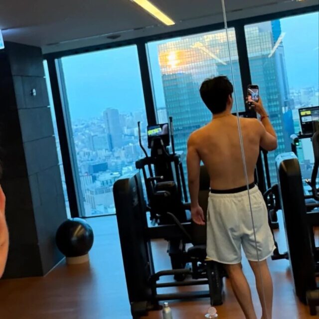 Những khoảnh khắc n&oacute;ng bỏng của Jennie BLACKPINK v&agrave; tin đồn hẹn h&ograve; với V BTS - Ảnh 2.