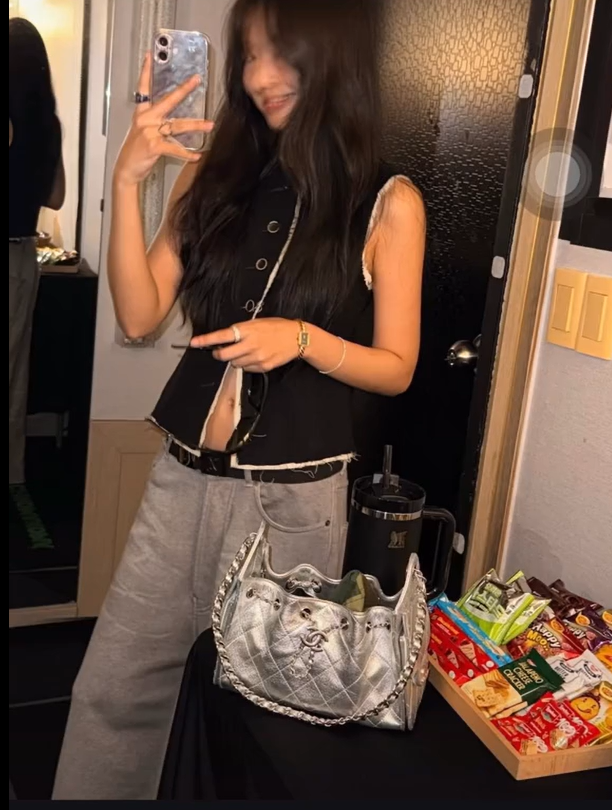 Những khoảnh khắc n&oacute;ng bỏng của Jennie BLACKPINK v&agrave; tin đồn hẹn h&ograve; với V BTS - Ảnh 5.