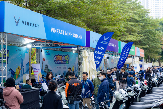 S&ocirc;i động ngày h&ocirc;̣i đổi xăng lấy điện của VinFast tr&ecirc;n khắp 3 mi&ecirc;̀n - Ảnh 1.