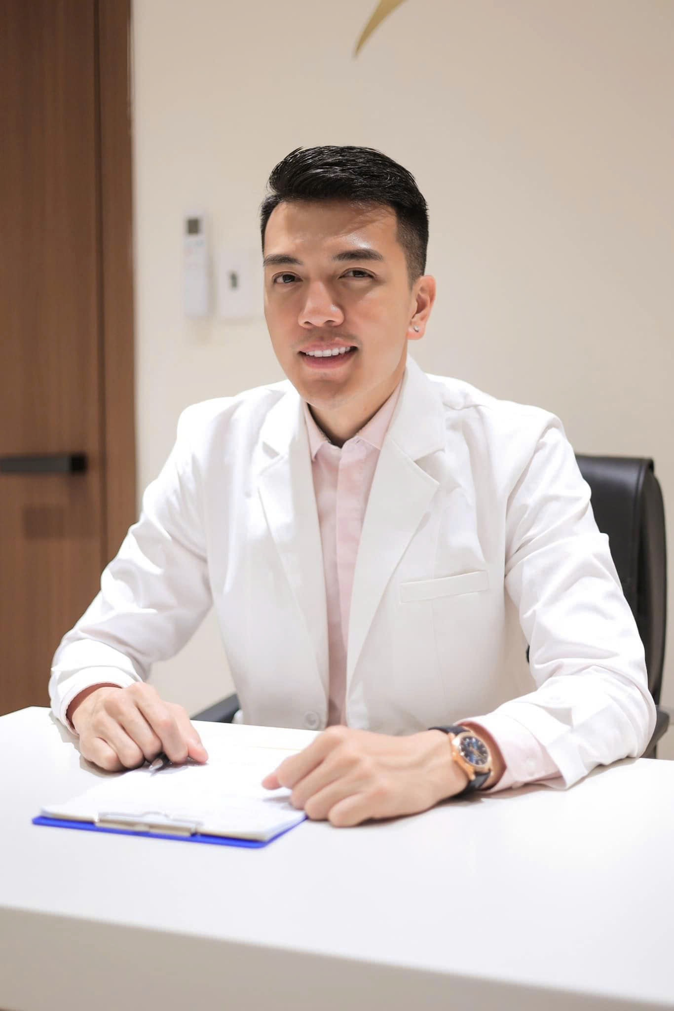 Người phụ nữ phát hiện vỡ túi độn ngực khi đi kiểm tra sức khỏe: Cảnh báo nguy cơ tổn thương âm thầm sau phẫu thuật nâng ngực - Ảnh 2.