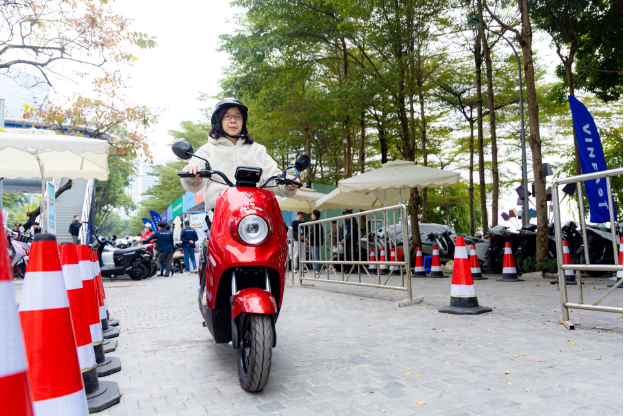 S&ocirc;i động ngày h&ocirc;̣i đổi xăng lấy điện của VinFast tr&ecirc;n khắp 3 mi&ecirc;̀n - Ảnh 4.