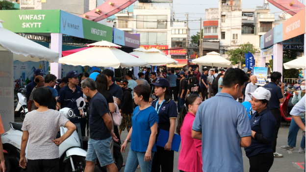 S&ocirc;i động ngày h&ocirc;̣i đổi xăng lấy điện của VinFast tr&ecirc;n khắp 3 mi&ecirc;̀n - Ảnh 5.