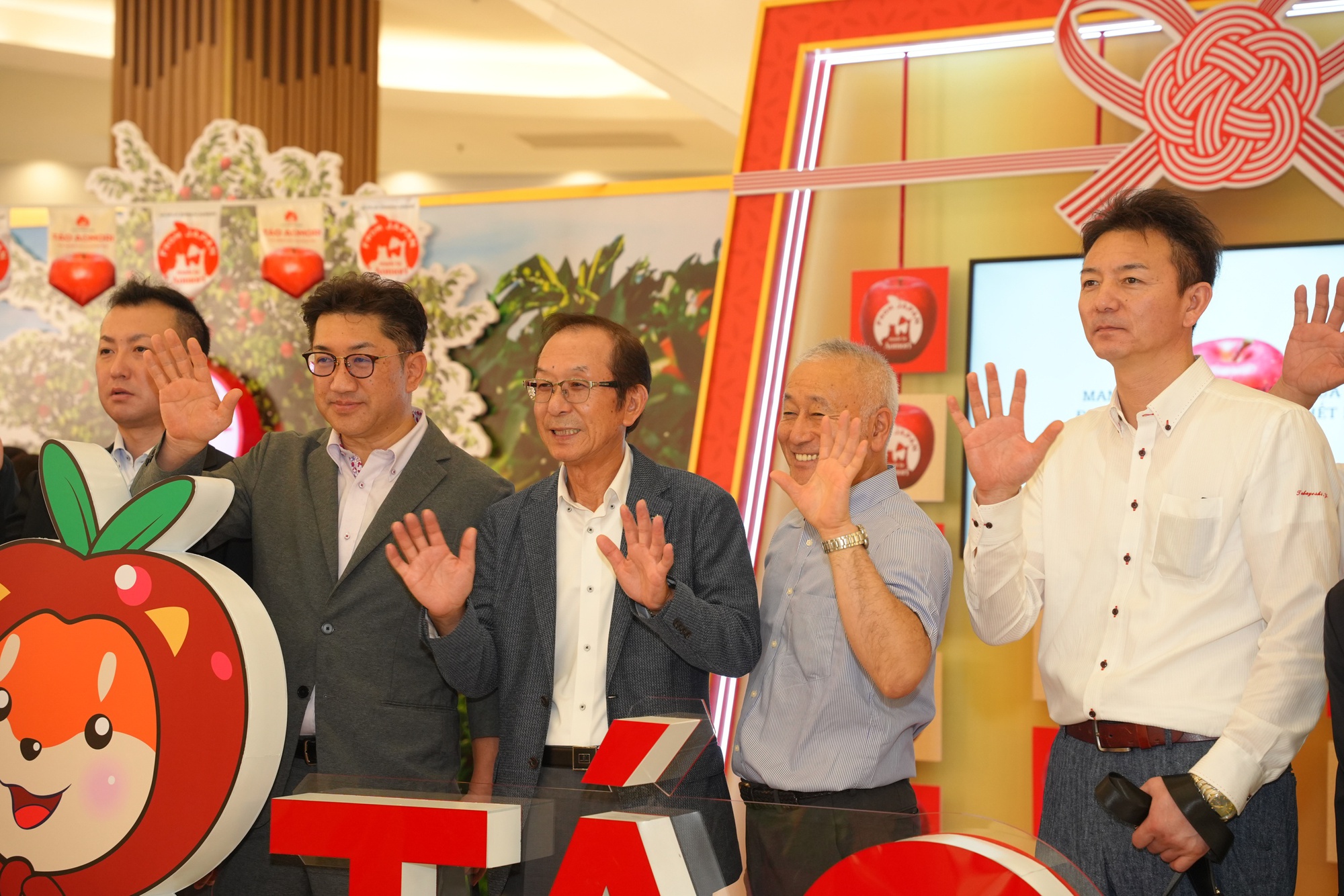 JA Zennoh Aomori tổ chức sự kiện quảng b&aacute; T&aacute;o Aomori tại AEON MALL T&acirc;n Ph&uacute; Celadon- Ảnh 3.