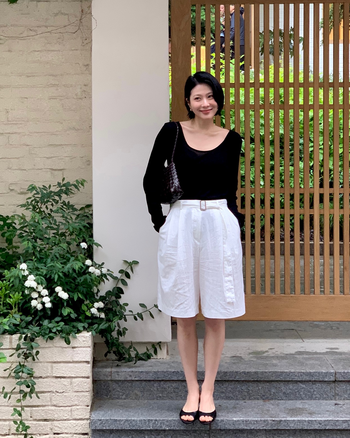 5 Cách phối áo thun dài tay siêu trẻ cho ngày ấm áp 2026 - Ảnh 6. 5 Cách phối áo thun dài tay siêu trẻ cho ngày ấm áp 2026 - Ảnh 6.