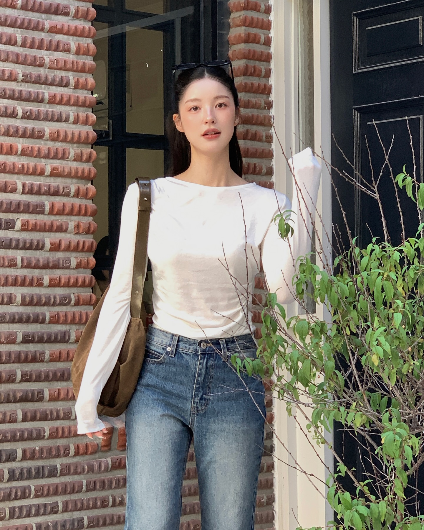 5 Cách phối áo thun dài tay siêu trẻ cho ngày ấm áp 2026 - Ảnh 9. 5 Cách phối áo thun dài tay siêu trẻ cho ngày ấm áp 2026 - Ảnh 9.