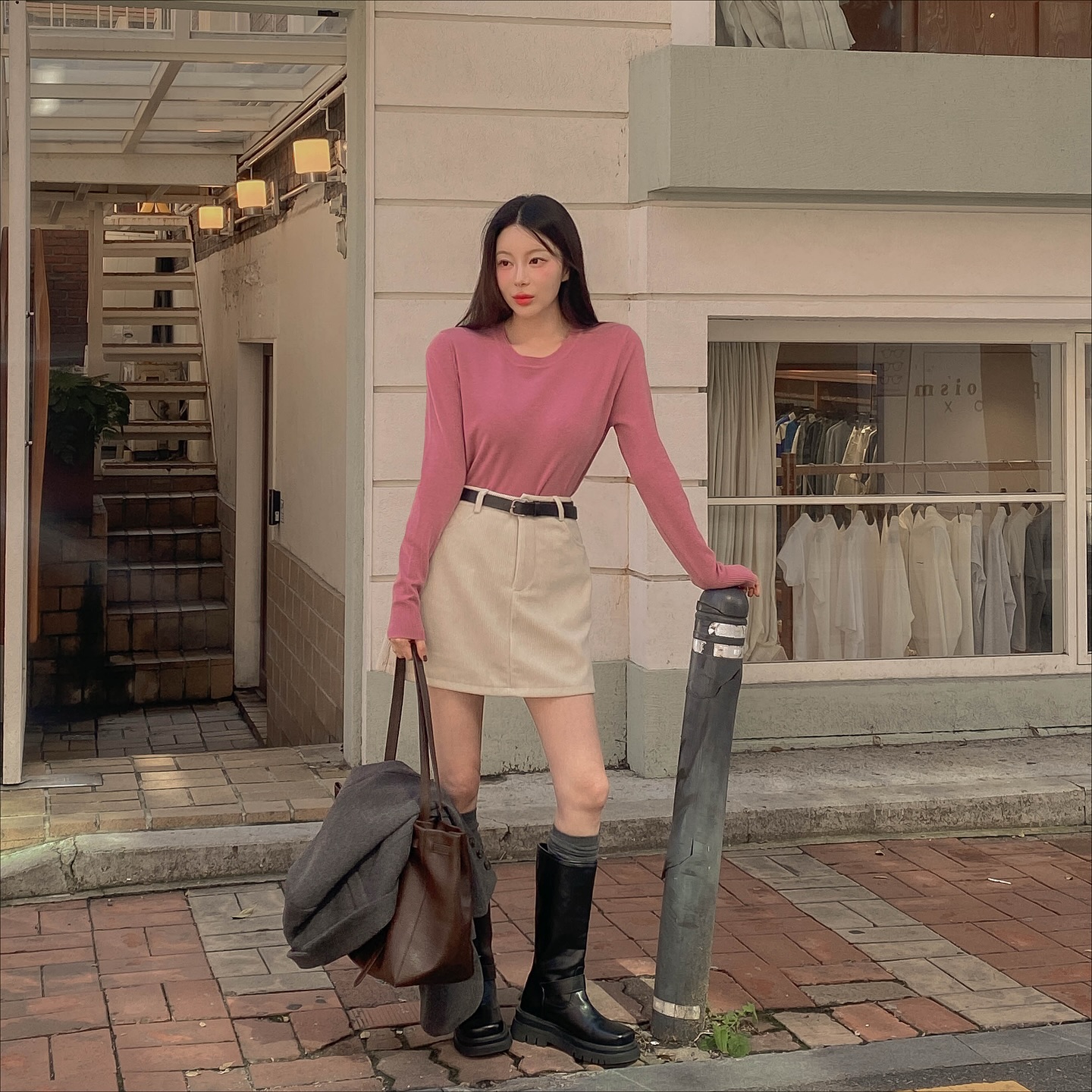 5 Cách phối áo thun dài tay siêu trẻ cho ngày ấm áp 2026 - Ảnh 1. 5 Cách phối áo thun dài tay siêu trẻ cho ngày ấm áp 2026 - Ảnh 1.