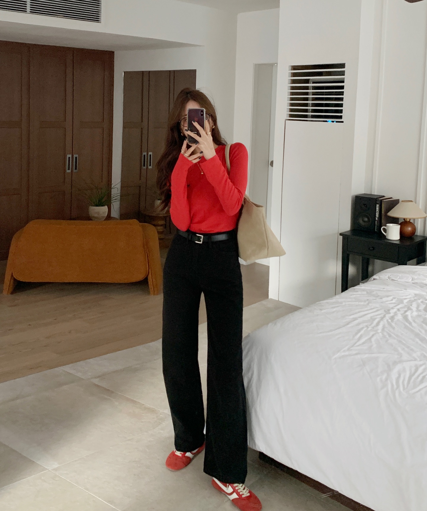 5 Cách phối áo thun dài tay siêu trẻ cho ngày ấm áp 2026 - Ảnh 3. 5 Cách phối áo thun dài tay siêu trẻ cho ngày ấm áp 2026 - Ảnh 3.