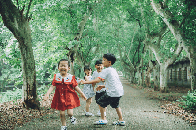 Hiệu trưởng Harvard n&oacute;i thẳng: Đưa con đến 5 nơi n&agrave;y, lớn l&ecirc;n con sẽ cảm ơn bạn- Ảnh 1.