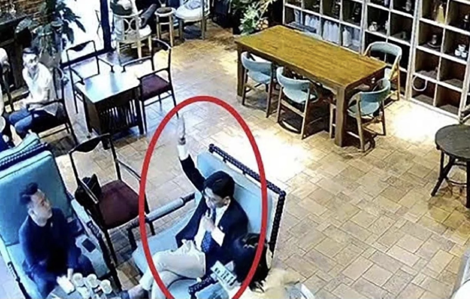 X&eacute;t xử tổng t&agrave;i Nguyễn Văn Thi&ecirc;n vụ đ&aacute;nh chủ qu&aacute;n c&agrave; ph&ecirc; v&igrave; h&uacute;t thuốc - Ảnh 2.