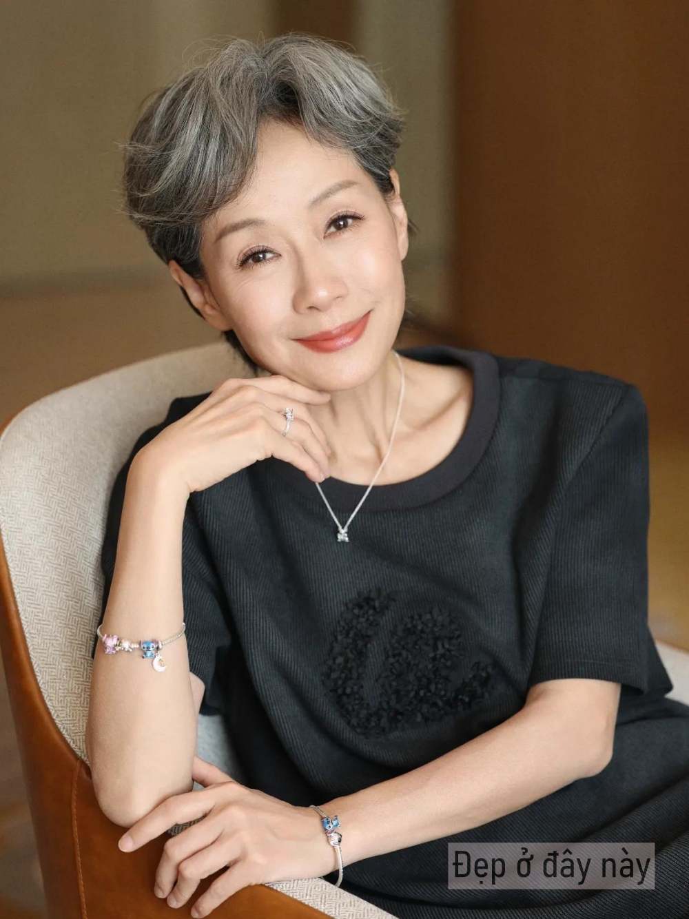 Nhiều t&oacute;c bạc kh&ocirc;ng c&ograve;n l&agrave; nhược điểm: 3 kiểu t&oacute;c ngắn gi&uacute;p phụ nữ trung ni&ecirc;n đẹp l&ecirc;n m&agrave; kh&ocirc;ng cần nhuộm- Ảnh 10.