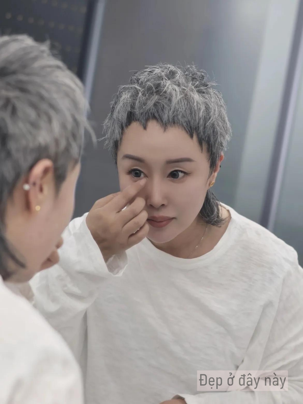 Nhiều t&oacute;c bạc kh&ocirc;ng c&ograve;n l&agrave; nhược điểm: 3 kiểu t&oacute;c ngắn gi&uacute;p phụ nữ trung ni&ecirc;n đẹp l&ecirc;n m&agrave; kh&ocirc;ng cần nhuộm- Ảnh 7.