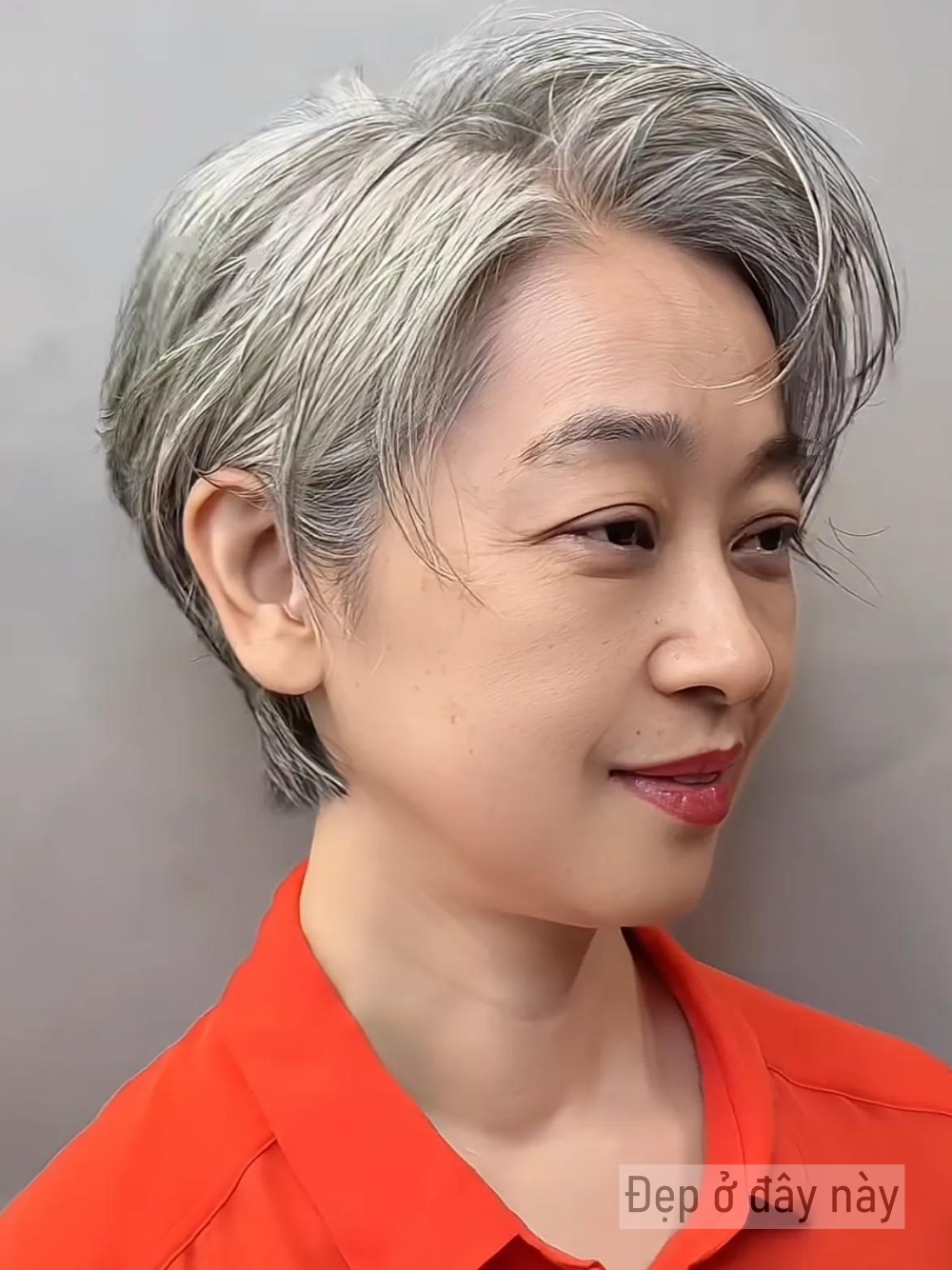 Nhiều t&oacute;c bạc kh&ocirc;ng c&ograve;n l&agrave; nhược điểm: 3 kiểu t&oacute;c ngắn gi&uacute;p phụ nữ trung ni&ecirc;n đẹp l&ecirc;n m&agrave; kh&ocirc;ng cần nhuộm- Ảnh 6.