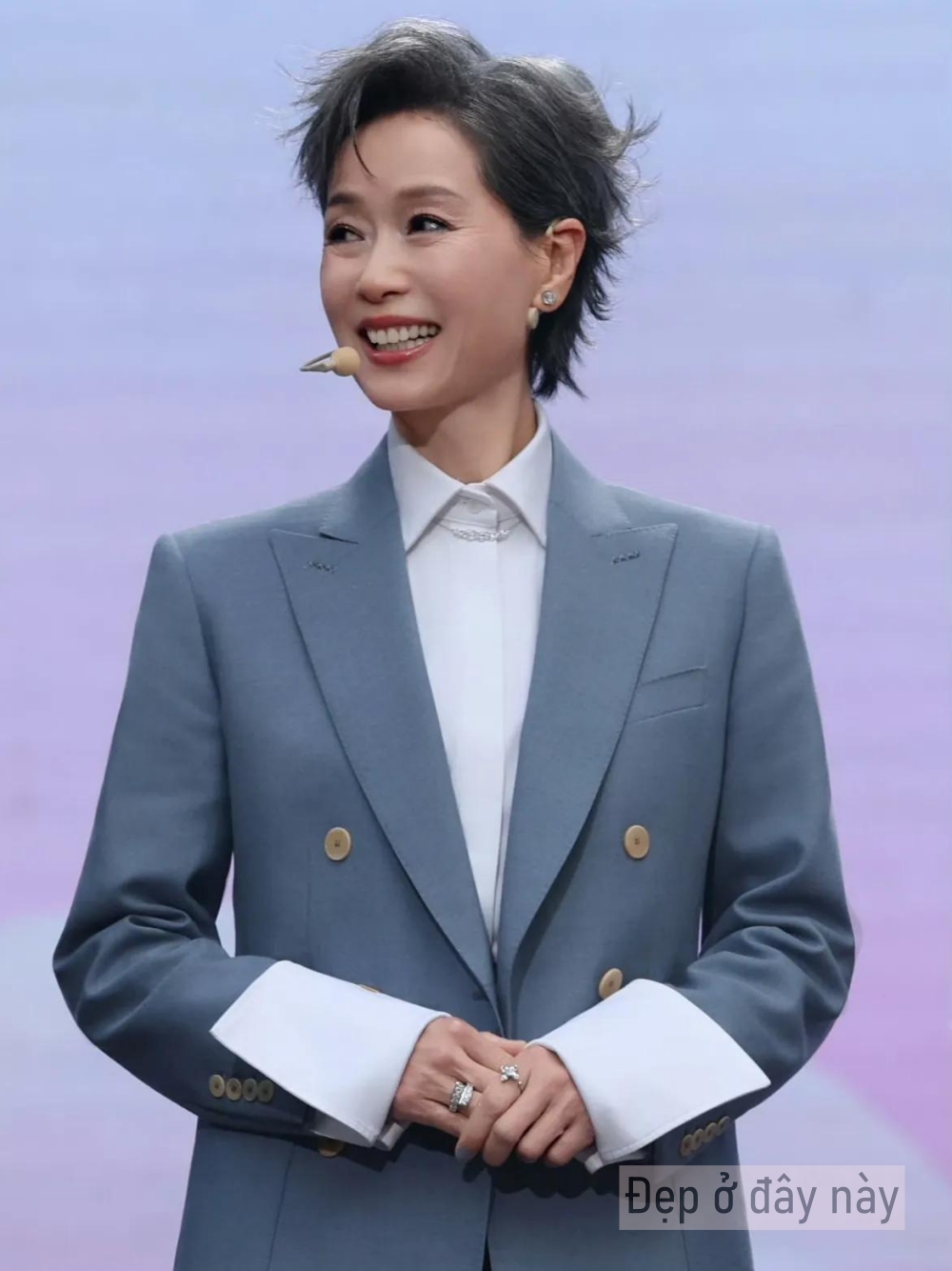 Nhiều t&oacute;c bạc kh&ocirc;ng c&ograve;n l&agrave; nhược điểm: 3 kiểu t&oacute;c ngắn gi&uacute;p phụ nữ trung ni&ecirc;n đẹp l&ecirc;n m&agrave; kh&ocirc;ng cần nhuộm- Ảnh 3.