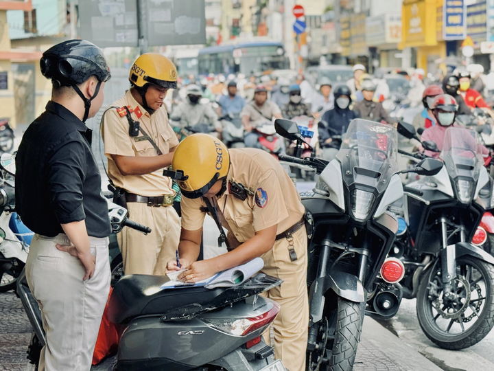 Đi xe m&aacute;y l&ecirc;n vỉa h&egrave; bị phạt bao nhi&ecirc;u tiền v&agrave; trường hợp kh&ocirc;ng bị phạt - Ảnh 1.