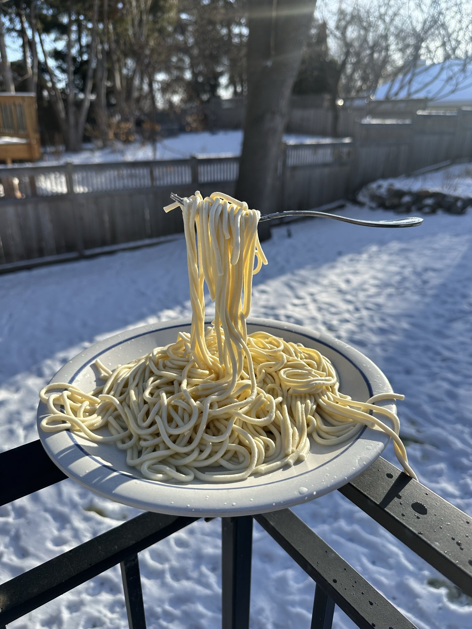 Clip m&igrave; &Yacute; lơ lửng g&acirc;y sốt giữa b&atilde;o tuyết tại Mỹ, cơn &aacute;c mộng của 140 triệu người - Ảnh 1.