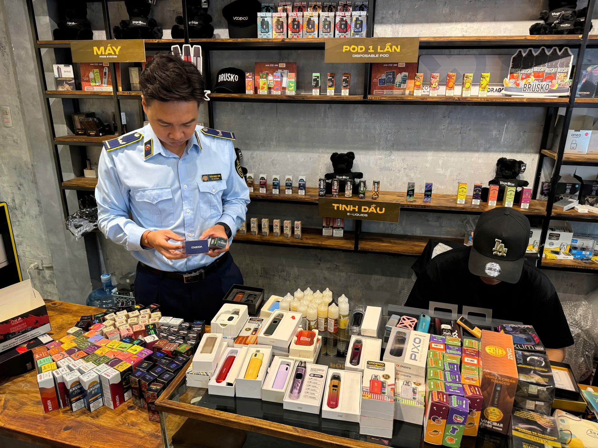 Để kh&aacute;ch h&uacute;t thuốc l&aacute; điện tử tại qu&aacute;n, chủ c&oacute; thể bị phạt đến 10 triệu đồng - Ảnh 2.