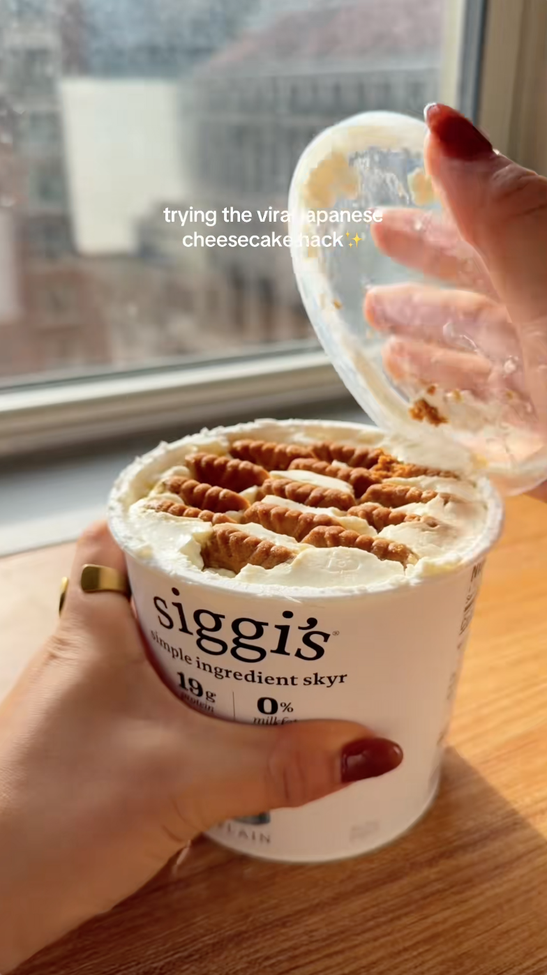 Rộ tr&agrave;o lưu nh&eacute;t b&aacute;nh quy v&agrave;o sữa chua l&agrave;m cheesecake, nhưng sao lại bị ch&ecirc; 