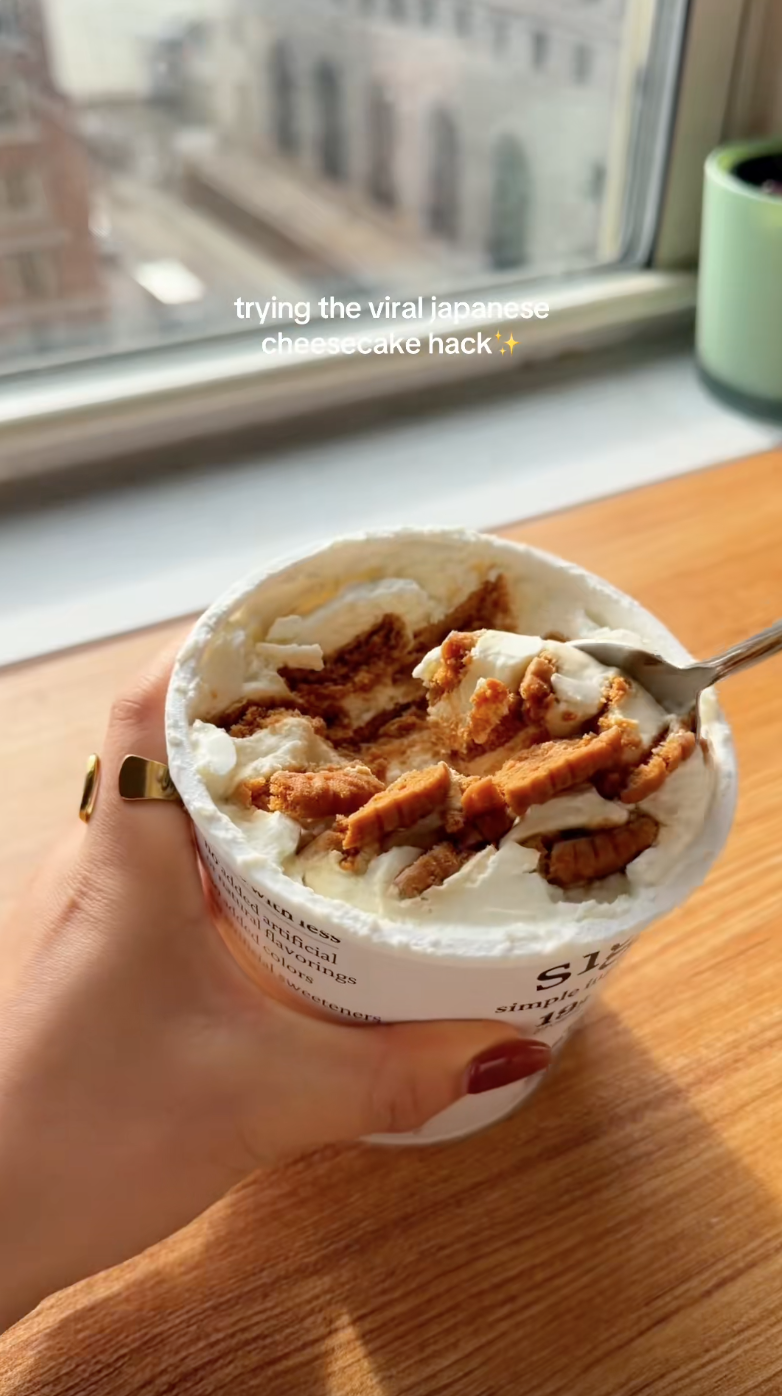 Rộ tr&agrave;o lưu nh&eacute;t b&aacute;nh quy v&agrave;o sữa chua l&agrave;m cheesecake, nhưng sao lại bị ch&ecirc; 