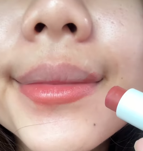 Thỏi son dưỡng 250k m&agrave; h&uacute;t hơn 21 triệu lượt xem v&igrave; l&ecirc;n m&ocirc;i qu&aacute; xinh, 20k comment to&agrave;n xin link mua đi&ecirc;n cuồng- Ảnh 12.