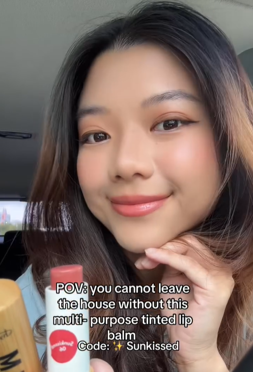 Thỏi son dưỡng 250k m&agrave; h&uacute;t hơn 21 triệu lượt xem v&igrave; l&ecirc;n m&ocirc;i qu&aacute; xinh, 20k comment to&agrave;n xin link mua đi&ecirc;n cuồng- Ảnh 11.