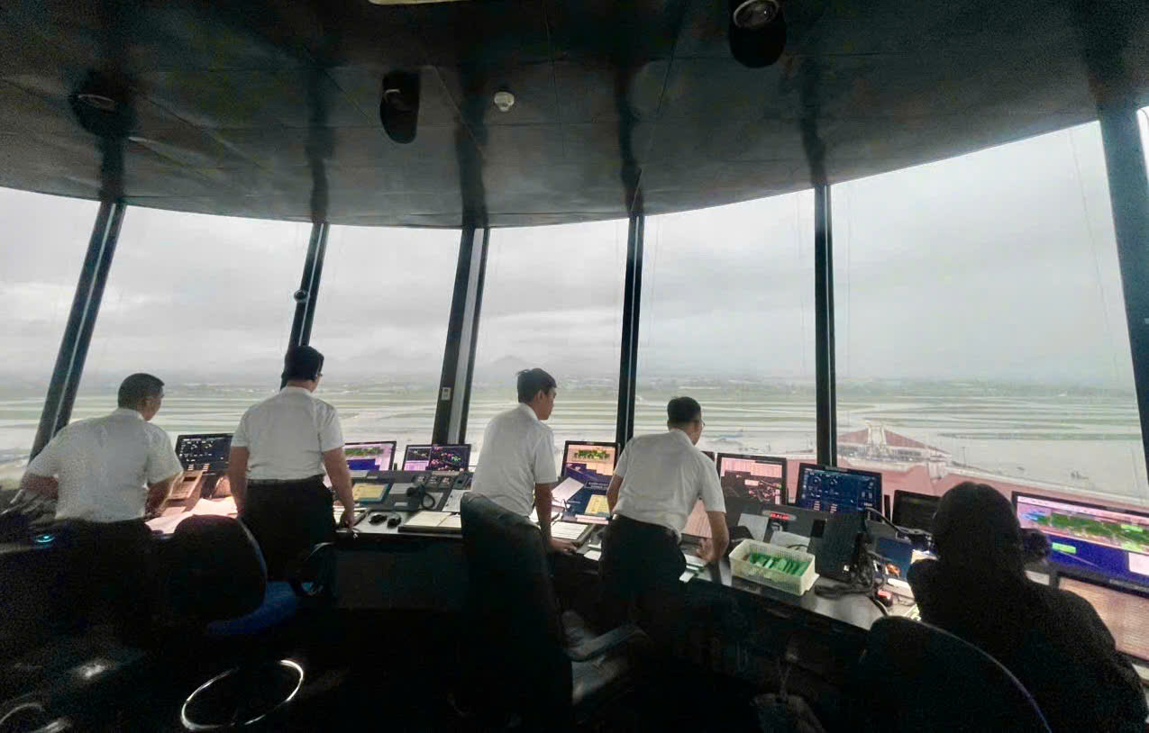 Nội B&agrave;i t&ecirc; liệt tạm thời v&igrave; sương m&ugrave;, nhiều chuyến bay phải bay v&ograve;ng, ho&atilde;n cất c&aacute;nh, chuyển hướng - Ảnh 2.