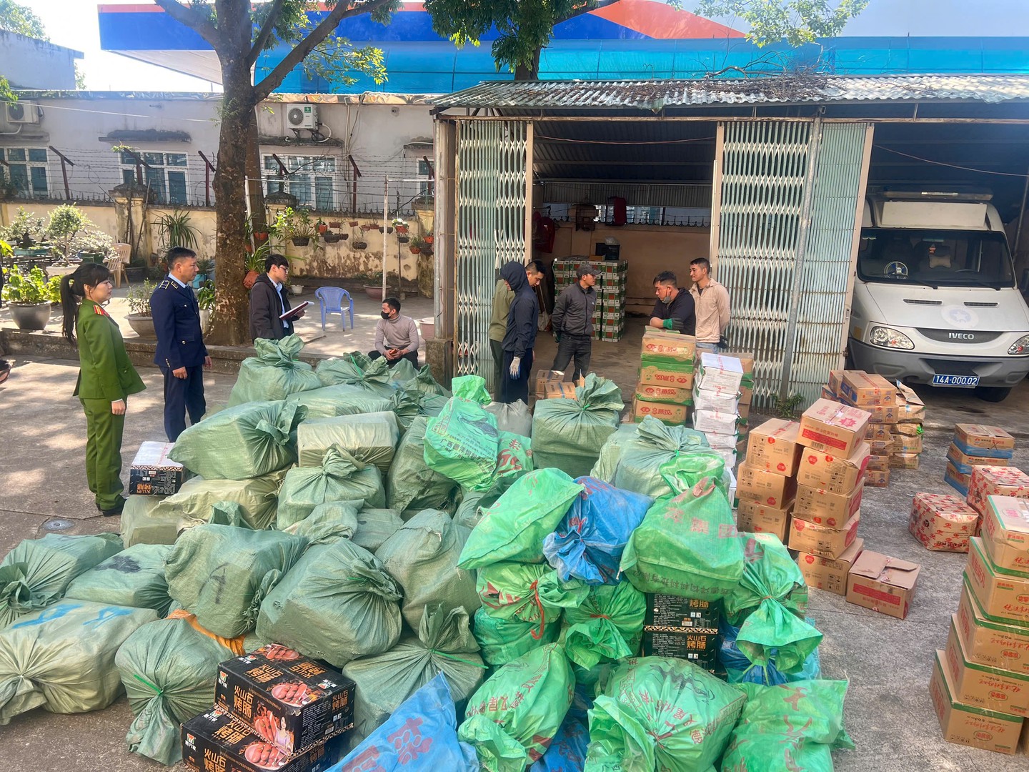 Bắt giữ 3 . 790 Kg thực phẩm kh&ocirc;ng r&otilde; nguồn gốc ở Quảng Ninh trước Tết Nguy&ecirc;n đ&aacute;n 2026 - Ảnh 1.