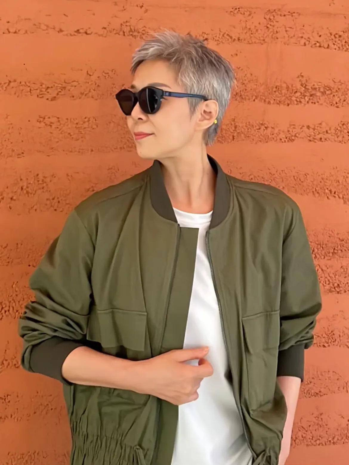 Không nhuộm, không che giấu: Kiểu tóc giúp phụ nữ 60+ đẹp một cách điềm tĩnh - Ảnh 11.