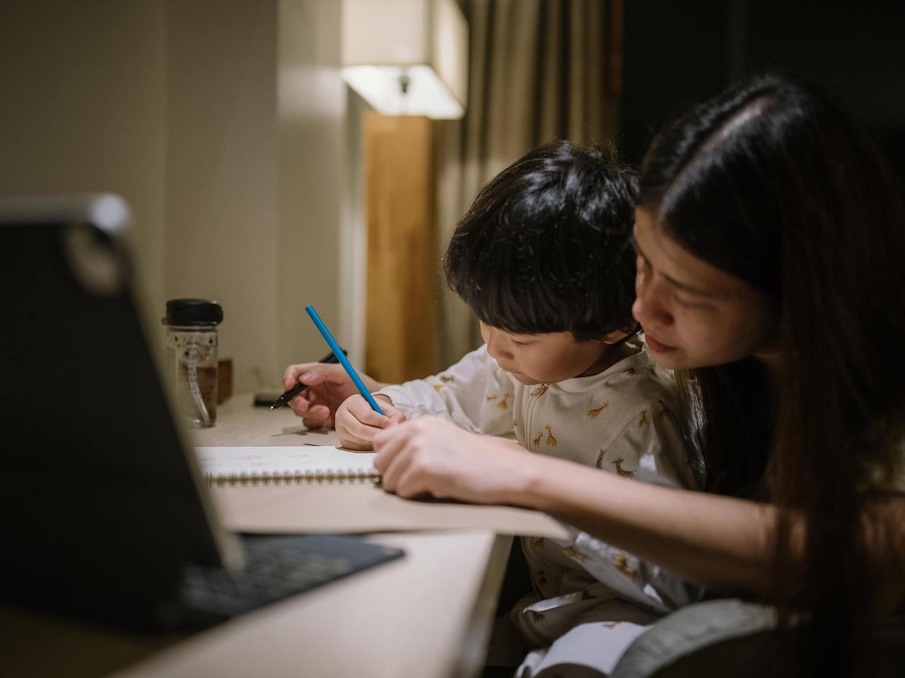 Dạy m&atilde;i con kh&ocirc;ng hiểu 1 b&agrave;i to&aacute;n, b&agrave; mẹ suy sụp tinh thần: Uống hết một lọ thuốc ngủ, phải cấp cứu khẩn cấp!- Ảnh 1.