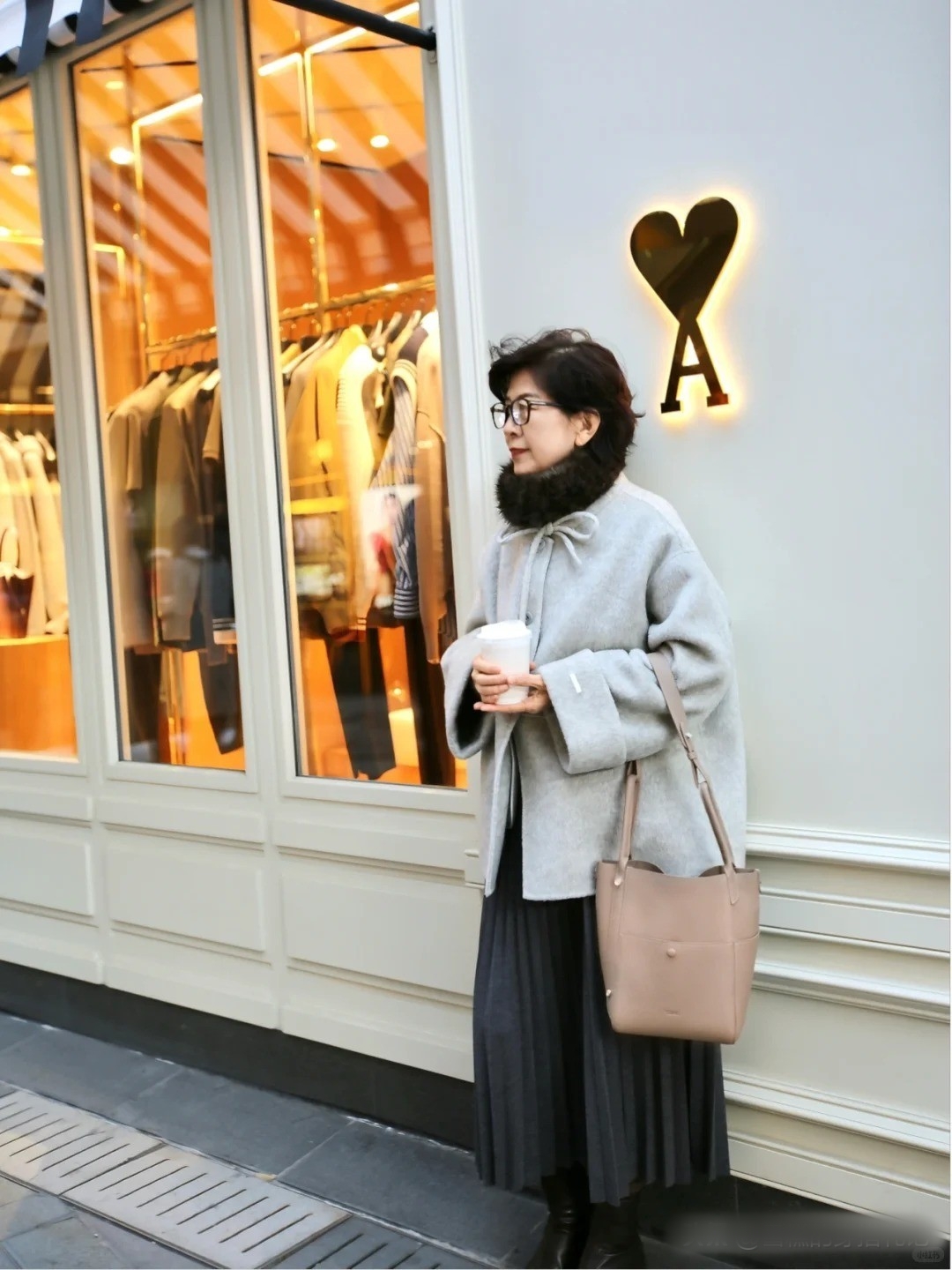 M&ugrave;a đ&ocirc;ng mặc sao cho sang? Phụ nữ trung ni&ecirc;n chỉ cần đổi &aacute;o kho&aacute;c l&agrave; đủ- Ảnh 11.