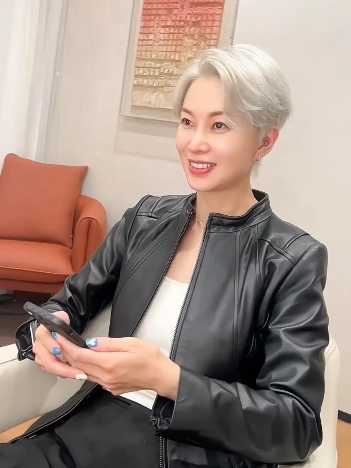 Không nhuộm, không che giấu: Kiểu tóc giúp phụ nữ 60+ đẹp một cách điềm tĩnh - Ảnh 3.