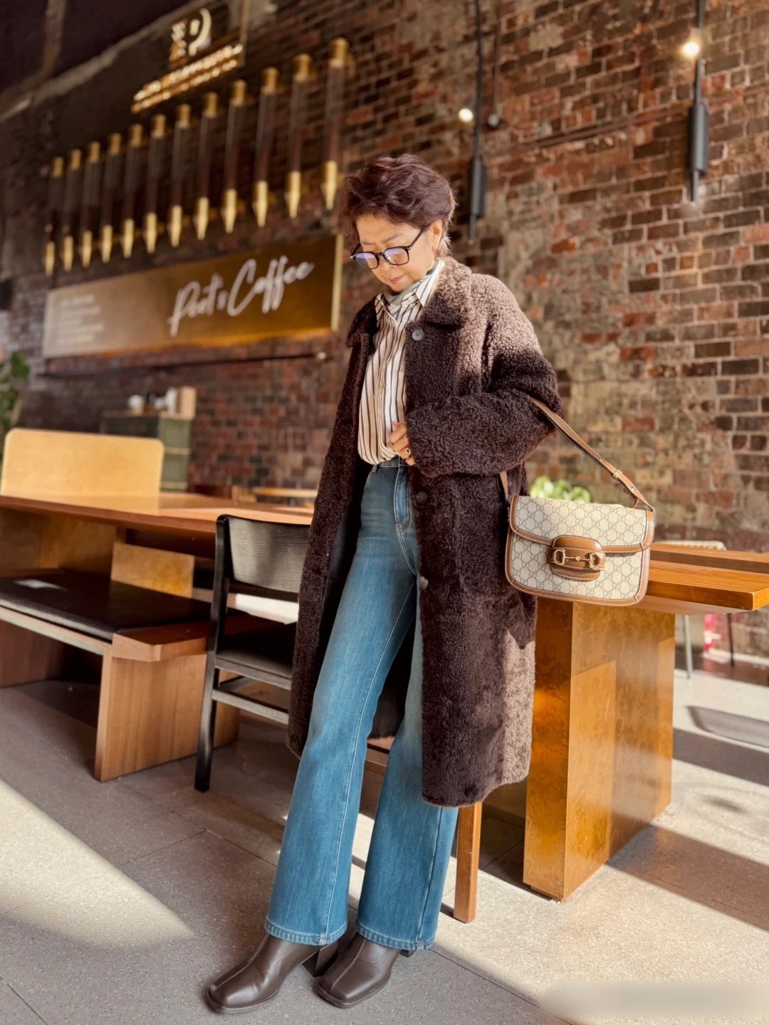 M&ugrave;a đ&ocirc;ng mặc sao cho sang? Phụ nữ trung ni&ecirc;n chỉ cần đổi &aacute;o kho&aacute;c l&agrave; đủ- Ảnh 9.