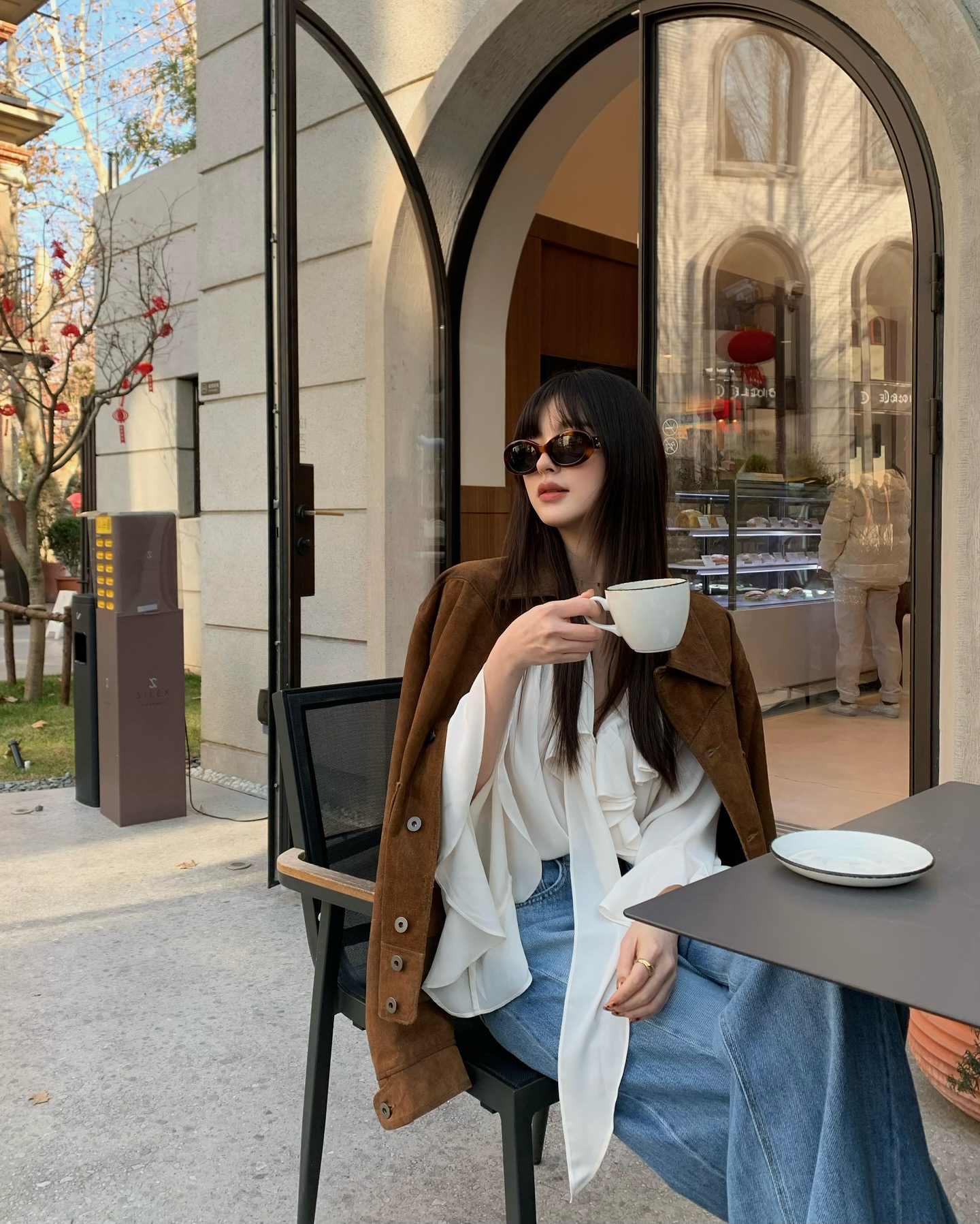 Cách mặc đồ màu trắng để sành điệu hơn trong năm 2026 - Ảnh 2. Cách mặc đồ màu trắng để sành điệu hơn trong năm 2026 - Ảnh 2.