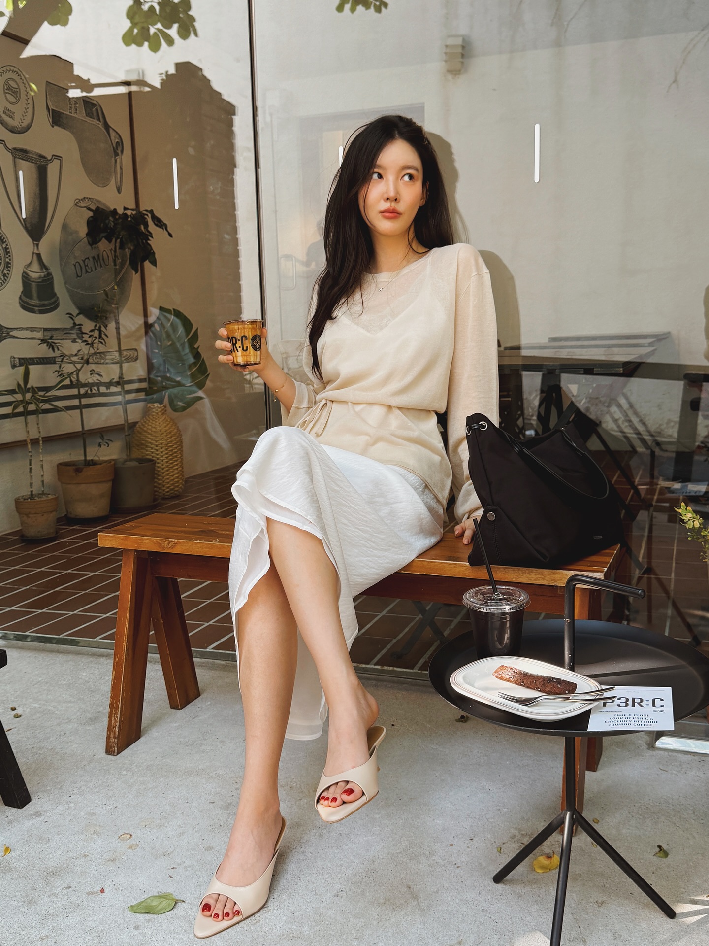 Cách mặc đồ màu trắng để sành điệu hơn trong năm 2026 - Ảnh 3. Cách mặc đồ màu trắng để sành điệu hơn trong năm 2026 - Ảnh 3.