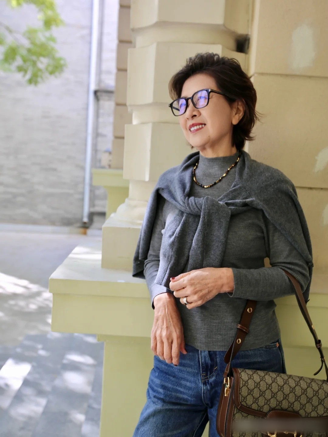 M&ugrave;a đ&ocirc;ng mặc sao cho sang? Phụ nữ trung ni&ecirc;n chỉ cần đổi &aacute;o kho&aacute;c l&agrave; đủ- Ảnh 12.