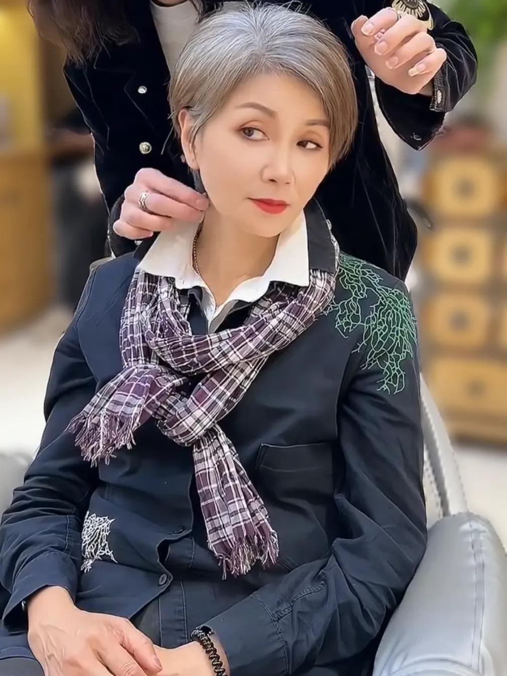 Không nhuộm, không che giấu: Kiểu tóc giúp phụ nữ 60+ đẹp một cách điềm tĩnh - Ảnh 6.