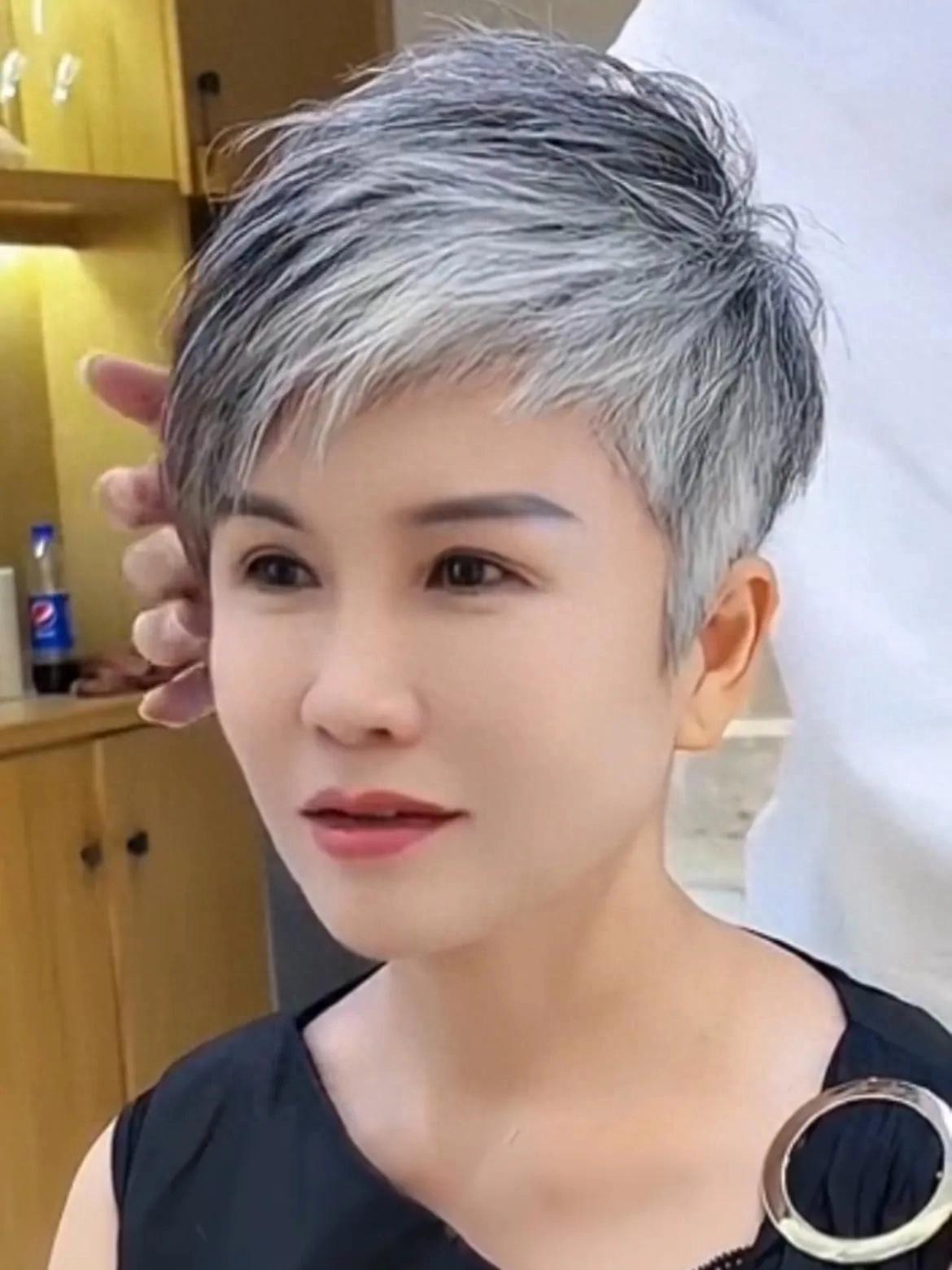 Không nhuộm, không che giấu: Kiểu tóc giúp phụ nữ 60+ đẹp một cách điềm tĩnh - Ảnh 2.