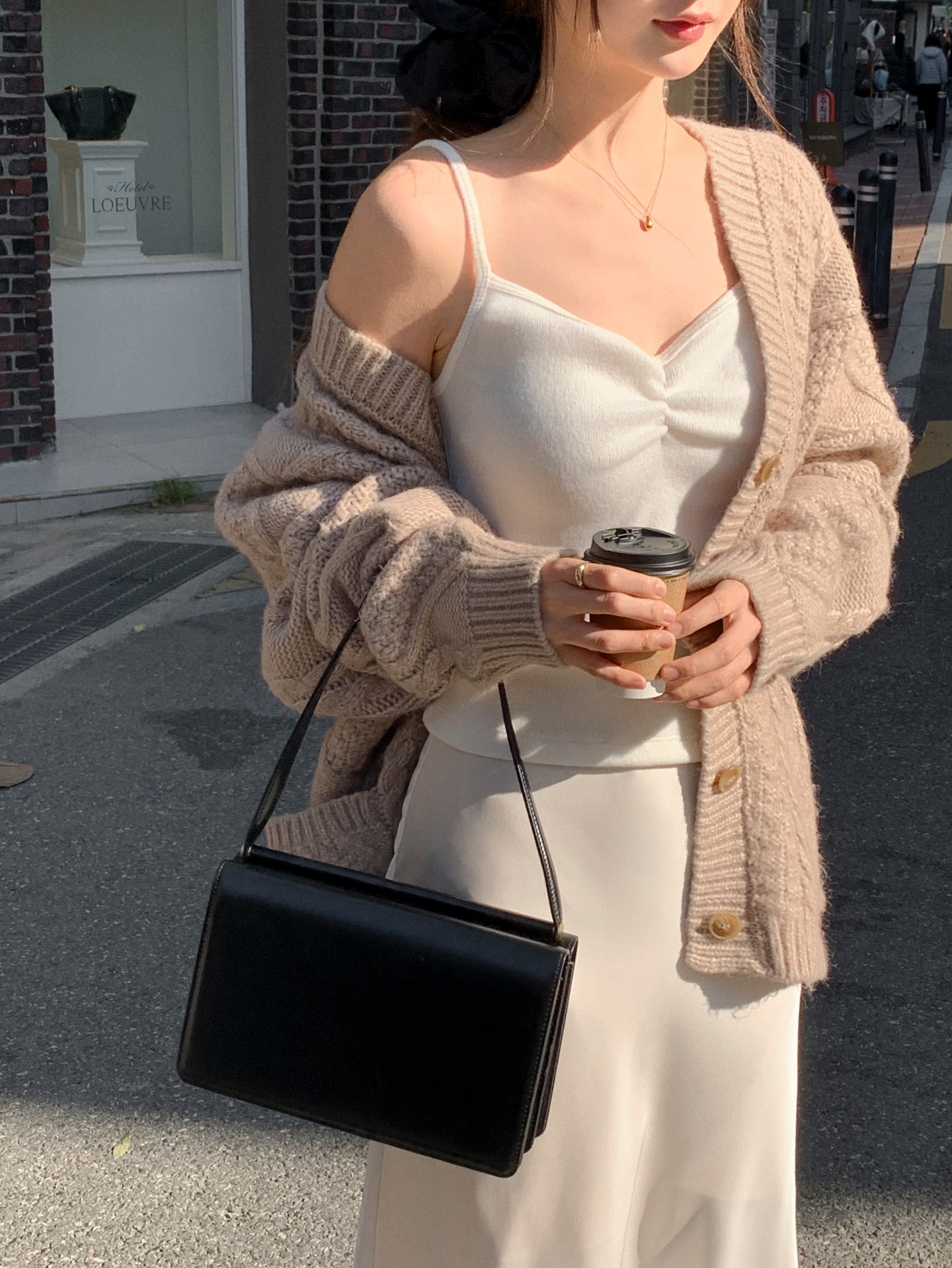 Cách mặc đồ màu trắng để sành điệu hơn trong năm 2026 - Ảnh 8. Cách mặc đồ màu trắng để sành điệu hơn trong năm 2026 - Ảnh 8.