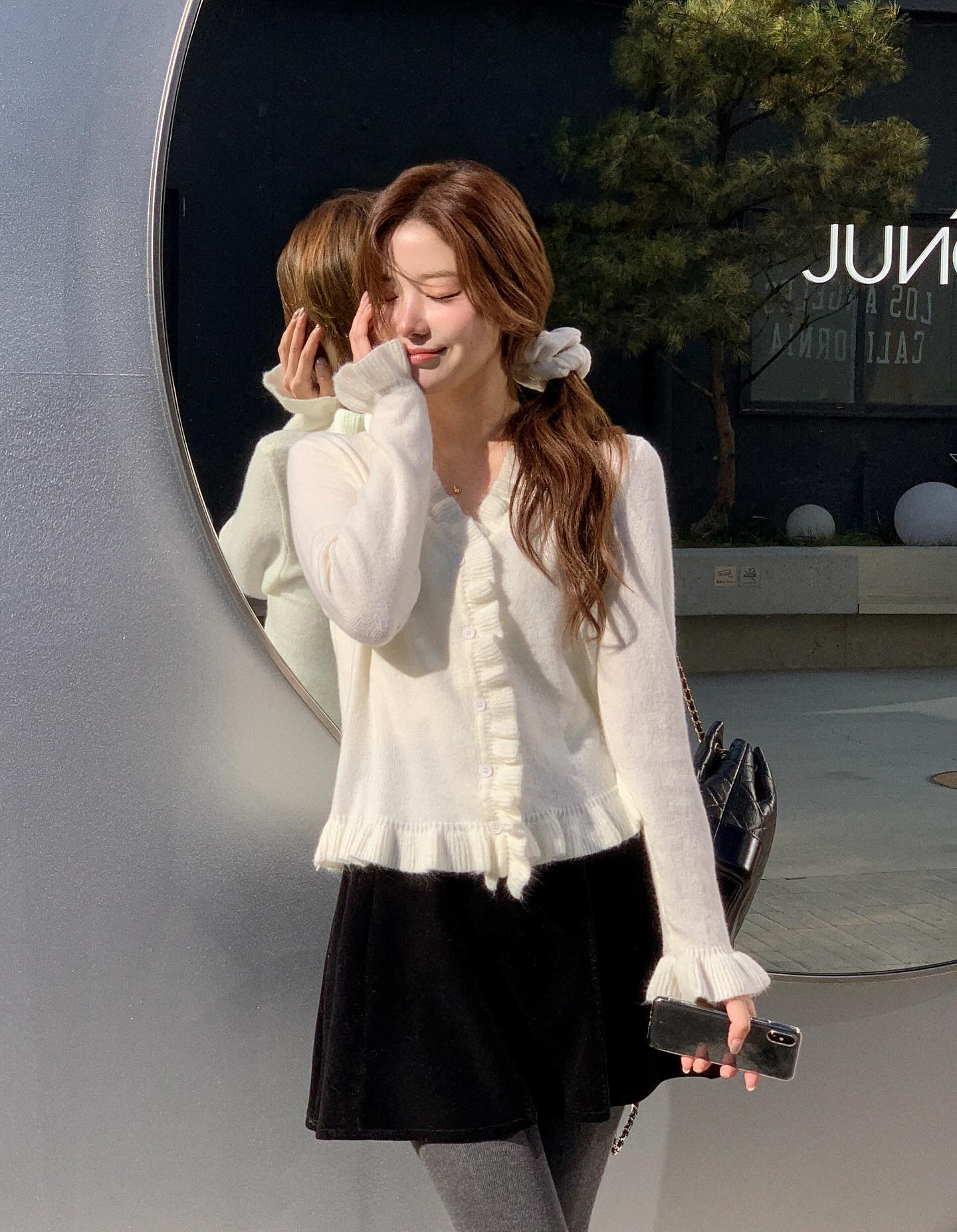 Cách mặc đồ màu trắng để sành điệu hơn trong năm 2026 - Ảnh 9. Cách mặc đồ màu trắng để sành điệu hơn trong năm 2026 - Ảnh 9.