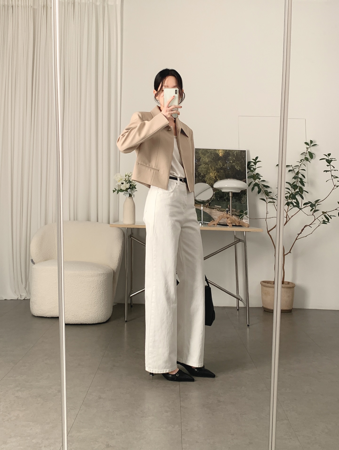 Cách mặc đồ màu trắng để sành điệu hơn trong năm 2026 - Ảnh 10. Cách mặc đồ màu trắng để sành điệu hơn trong năm 2026 - Ảnh 10.