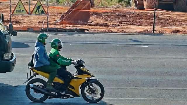 Vụ cướp ng&acirc;n h&agrave;ng tại gia Lai: Th&ocirc;ng tin quan trọng về tấm v&aacute;n gỗ che hố ch&ocirc;n xe - Ảnh 2.