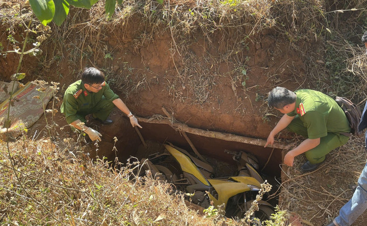 Ph&aacute;t hiện chứng cứ quan trọng vụ cướp ng&acirc;n h&agrave;ng ở Gia Lai, c&ocirc;ng an ph&aacute;t th&ocirc;ng b&aacute;o khẩn - Ảnh 1.