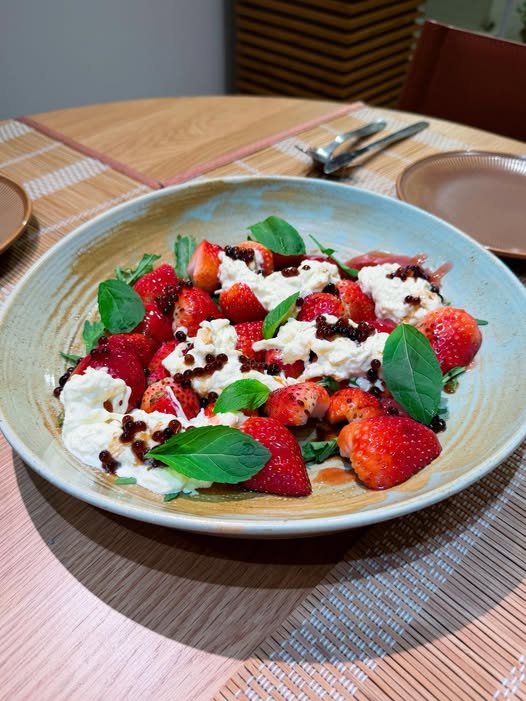 Giải mã salad dâu tây 770k khuấy đảo MXH cùng công thức đu trend từ Hà Cúc - Ảnh 8. Giải mã salad dâu tây 770k khuấy đảo MXH cùng công thức đu trend từ Hà Cúc - Ảnh 8.