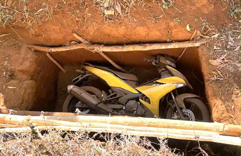 Vụ cướp ng&acirc;n h&agrave;ng tại gia Lai: Th&ocirc;ng tin quan trọng về tấm v&aacute;n gỗ che hố ch&ocirc;n xe - Ảnh 3.