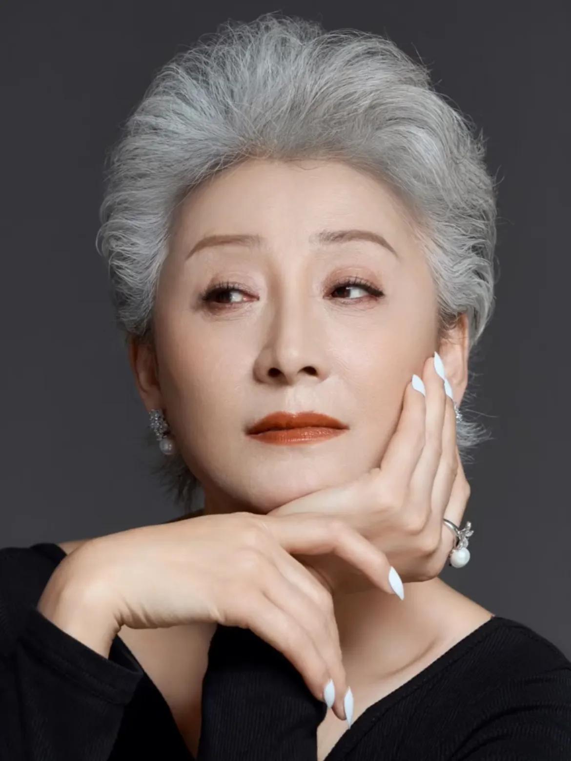 Không nhuộm, không che giấu: Kiểu tóc giúp phụ nữ 60+ đẹp một cách điềm tĩnh - Ảnh 15.