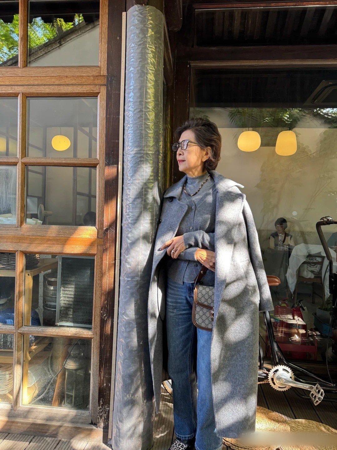 M&ugrave;a đ&ocirc;ng mặc sao cho sang? Phụ nữ trung ni&ecirc;n chỉ cần đổi &aacute;o kho&aacute;c l&agrave; đủ- Ảnh 2.