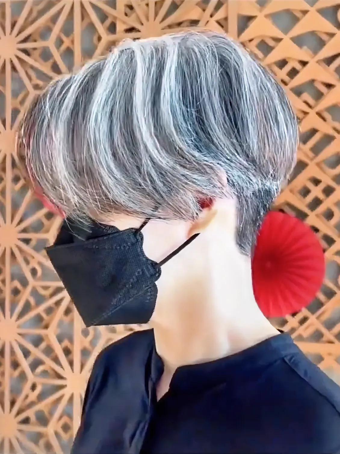 Không nhuộm, không che giấu: Kiểu tóc giúp phụ nữ 60+ đẹp một cách điềm tĩnh - Ảnh 7.