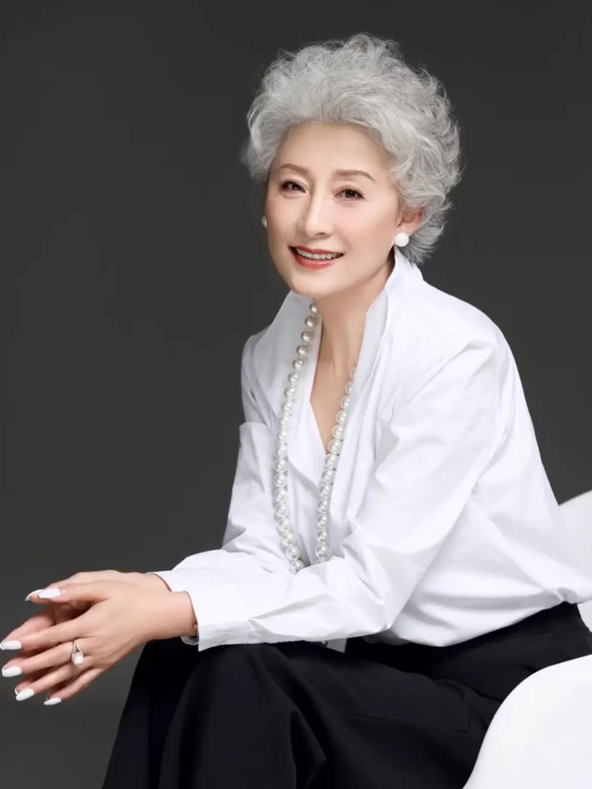 Không nhuộm, không che giấu: Kiểu tóc giúp phụ nữ 60+ đẹp một cách điềm tĩnh - Ảnh 14.