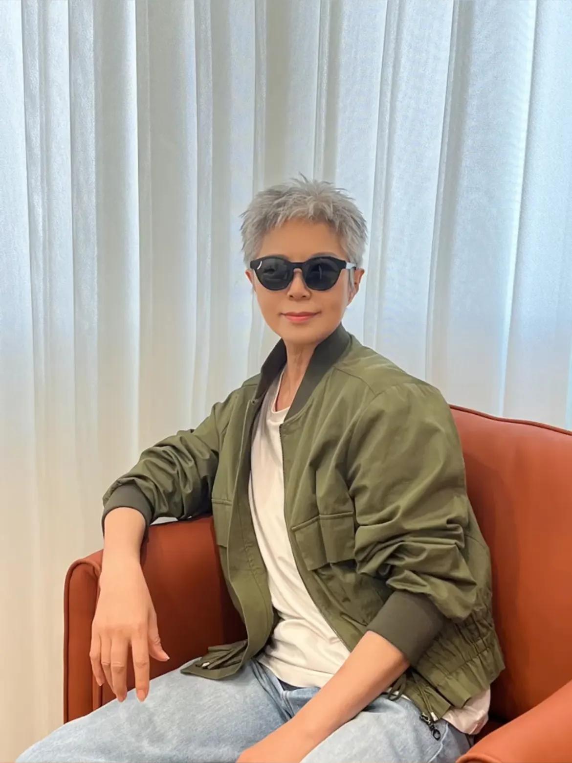 Không nhuộm, không che giấu: Kiểu tóc giúp phụ nữ 60+ đẹp một cách điềm tĩnh - Ảnh 10.